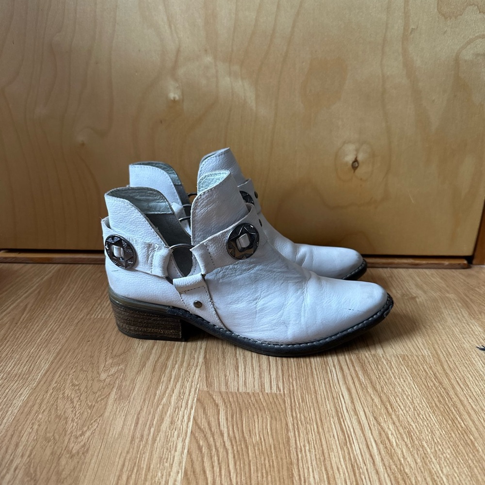 Chinese laundry leather Boots